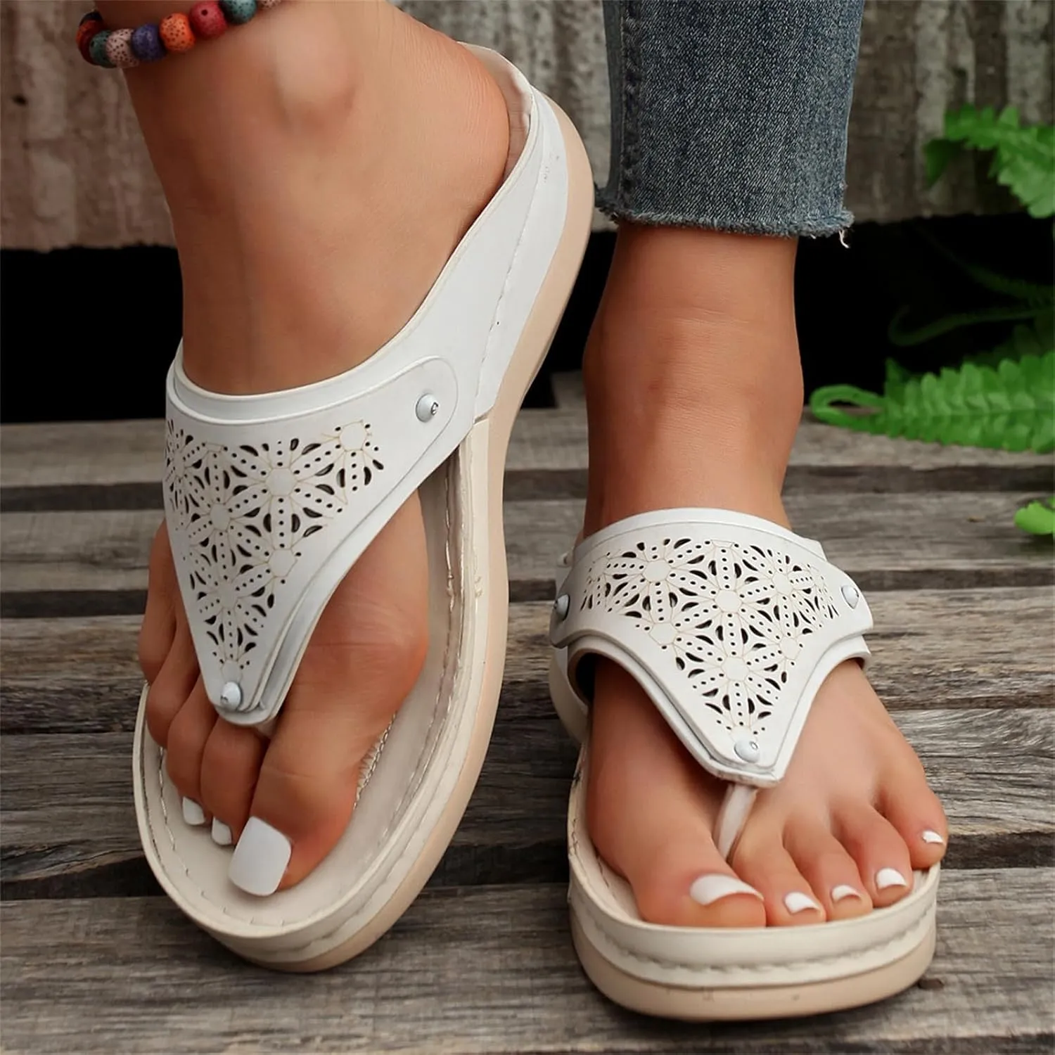 Flip Flops Arch Support Womens Summer Beach Wide Width Sandals for Women 2025 Comfortable Hollow out Breathable Leather Walking Sandals