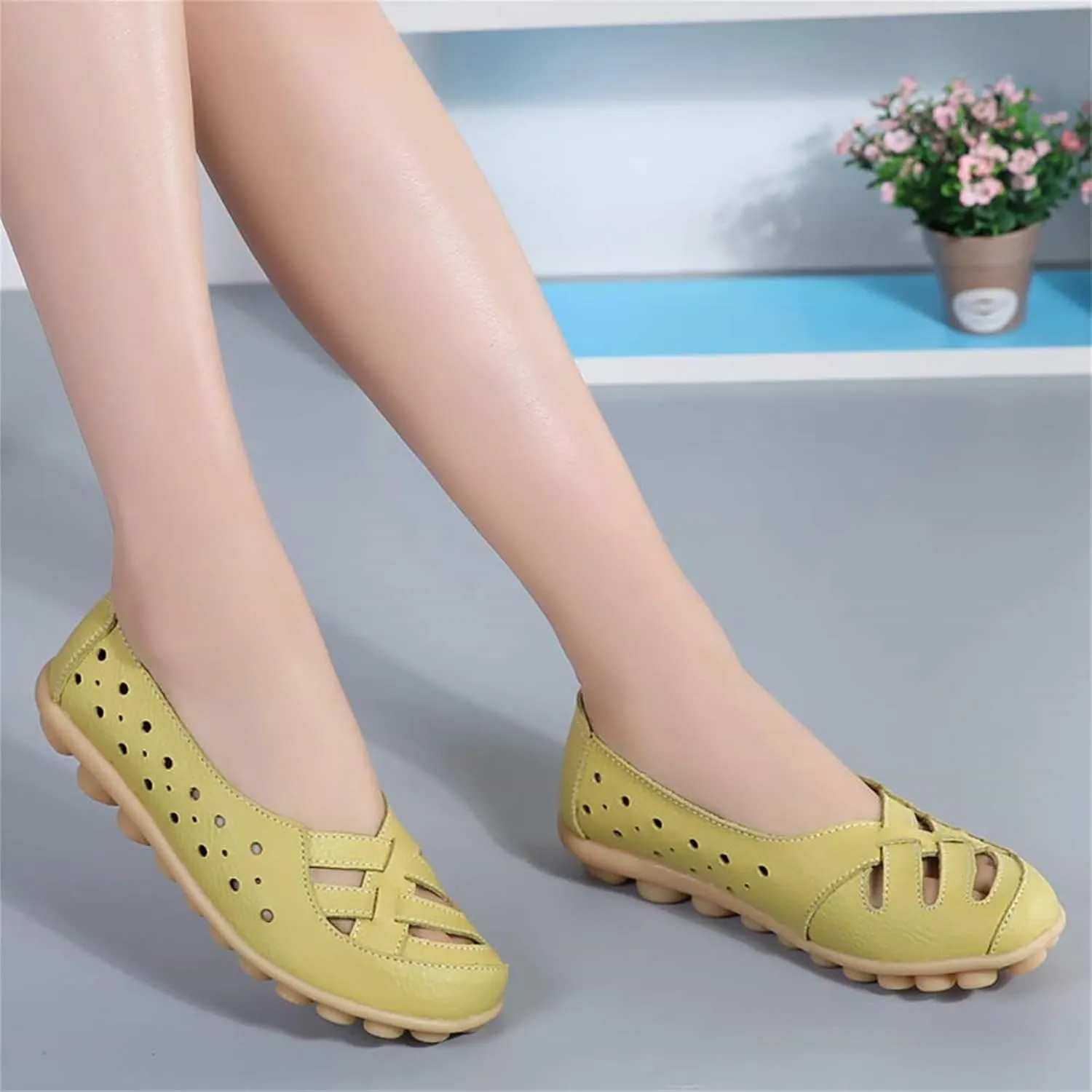 Women's Comfortable Leather Loafers Slip On Walking Flats Casual Round Toe Moccasins Wild Nurse Orthopedic in Hollow Sandals Summer Slip-On 2025 Driving Breathable Fashion Soft Shoes