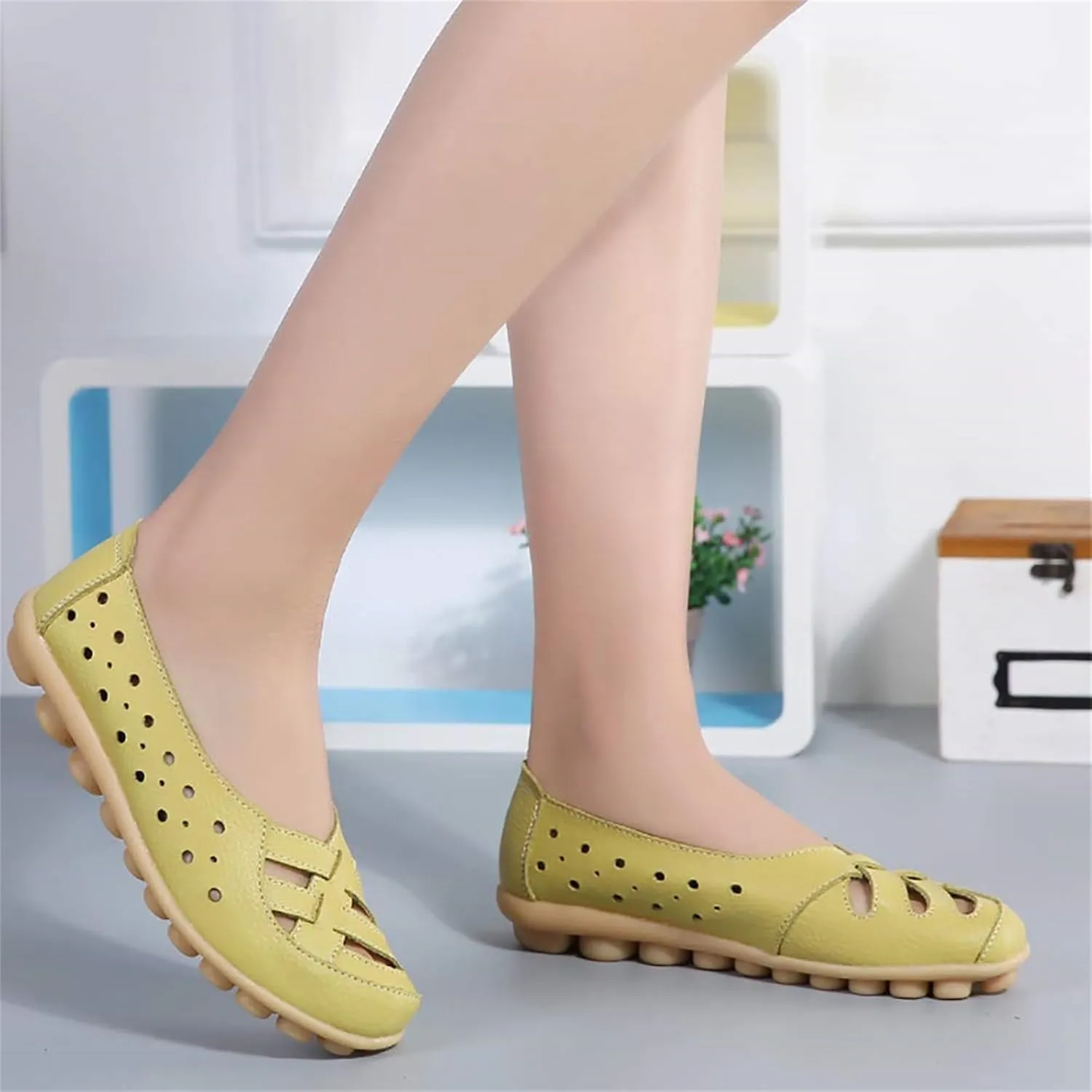 Women's Comfortable Leather Loafers Slip On Walking Flats Casual Round Toe Moccasins Wild Nurse Orthopedic in Hollow Sandals Summer Slip-On 2025 Driving Breathable Fashion Soft Shoes