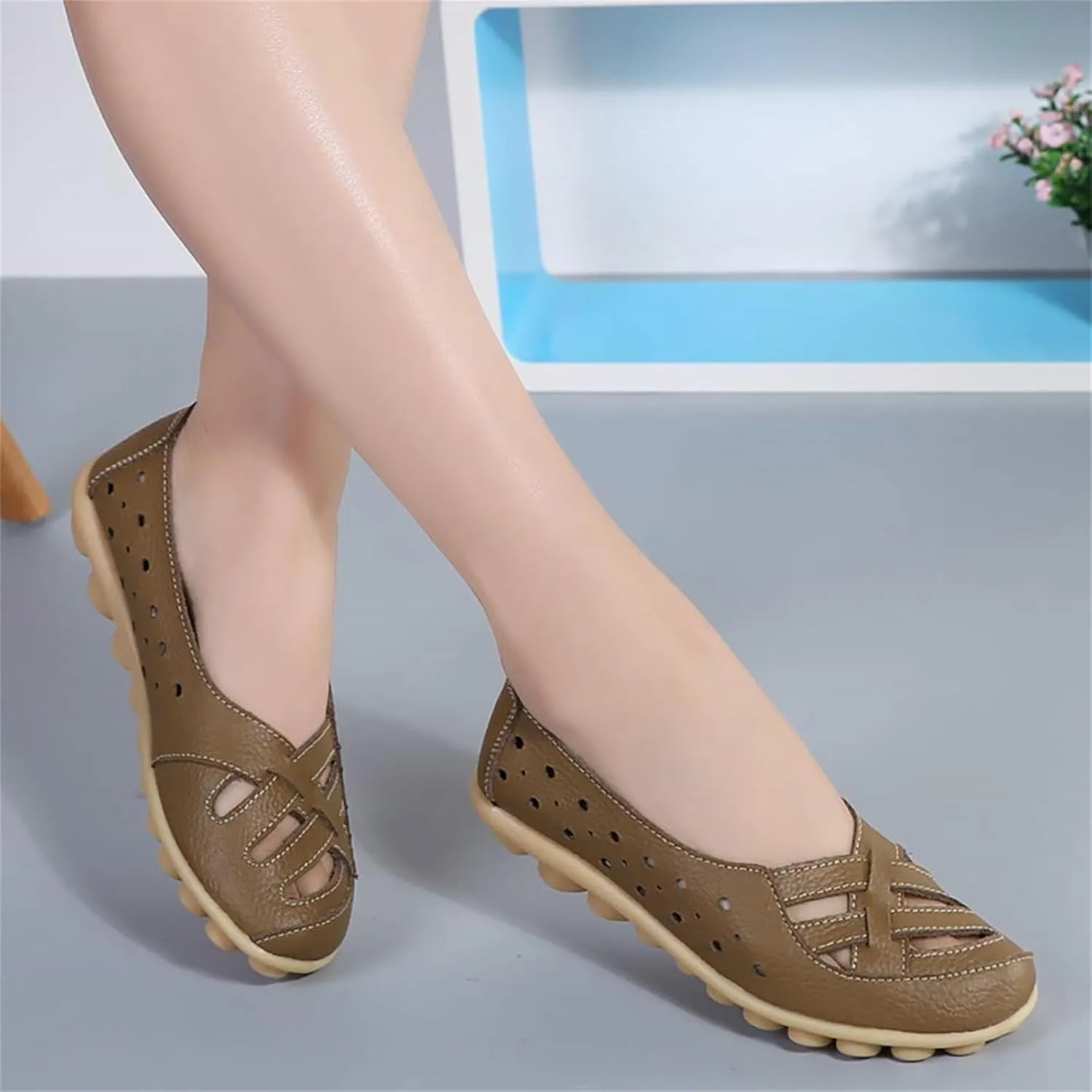 Womens Cowhide Leather Slip On Moccasins Shoes Flat Slipper Comfortable Leather Loafers Breathable Lightweight Round Toe Nurse Loafer Driving Walking Flat Work Shoes