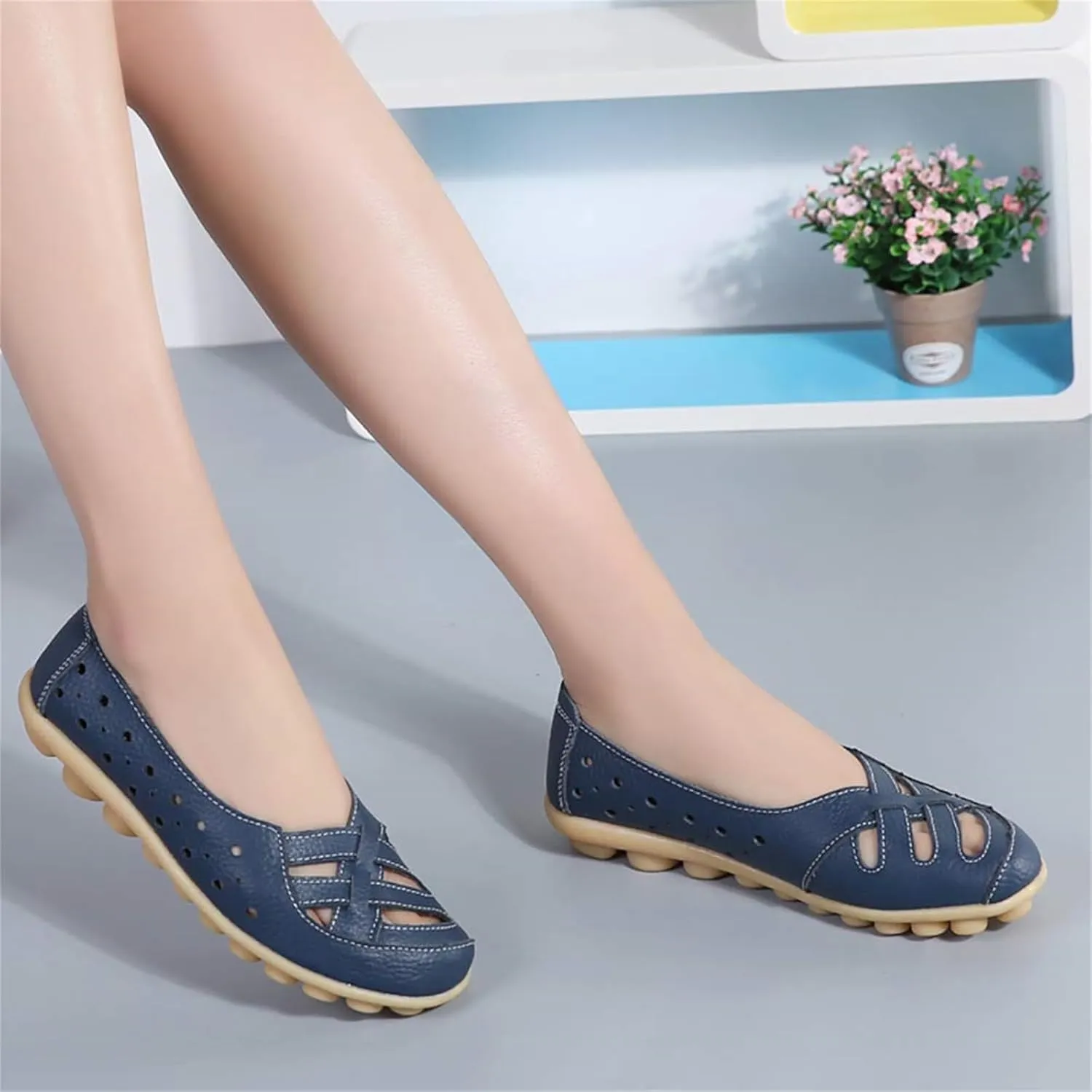 Womens Cowhide Leather Slip On Moccasins Shoes Flat Slipper Comfortable Leather Loafers Breathable Lightweight Round Toe Nurse Loafer Driving Walking Flat Work Shoes